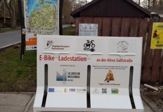 E-Bike-Ladestation am Salzmuseum Mecklenburg in Bad Sülze // © Martin Hagemann E-Bike-Ladestation am Salzmuseum Mecklenburg in Bad Sülze // © Martin Hagemann