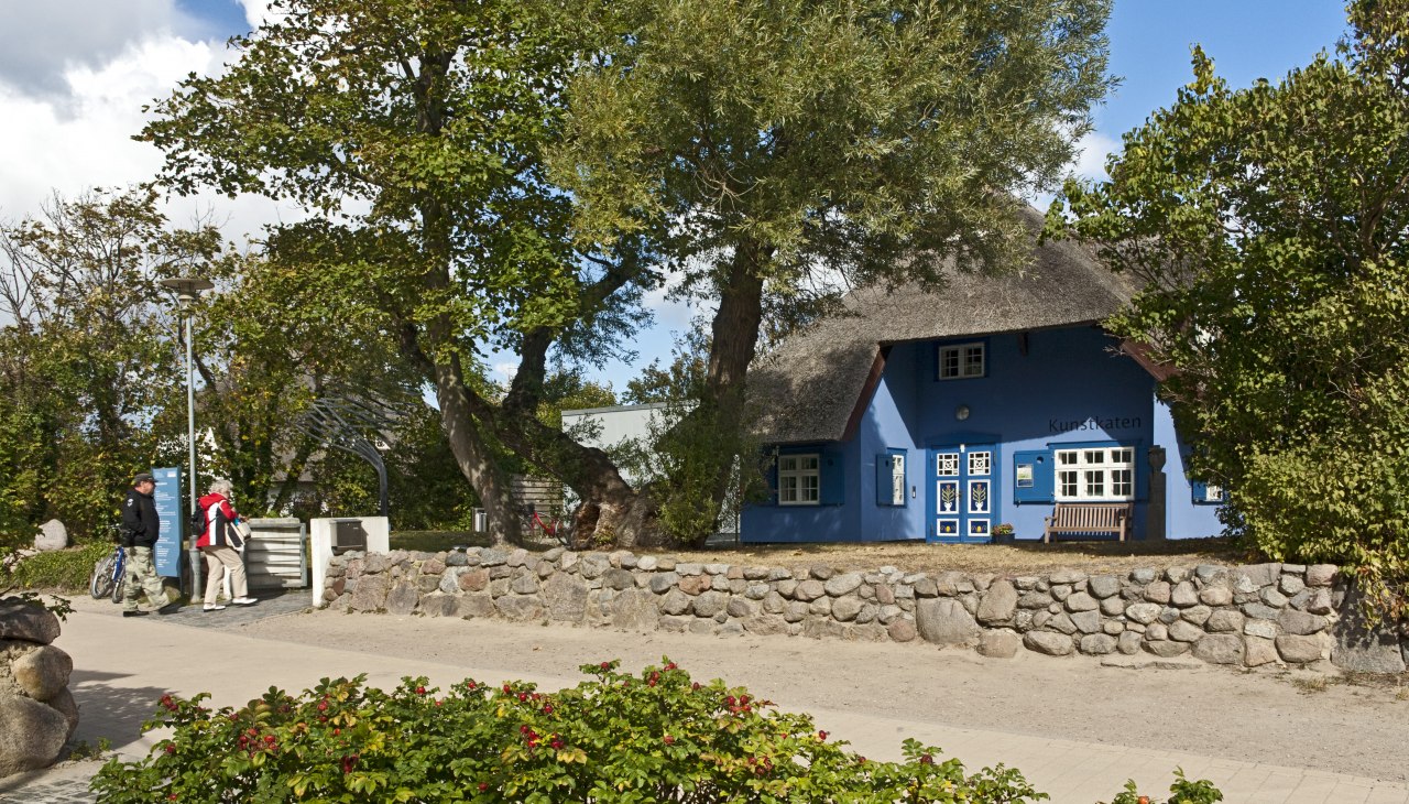 Uitzicht op de Kunstkaten met veel voorgrond, &copy; Kurverwaltung Ahrenshoop/voigt & kranz UG, Prerow