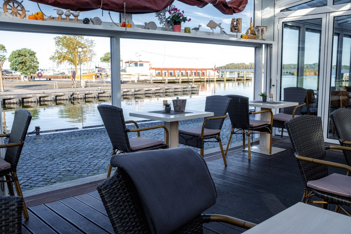 Binnenruimte bij de vissershaven van Ribnitz: rustige plekjes bij het raam, met het water direct ervoor &ndash; even pauzeren met uitzicht op de steiger en de boten. // &copy; Ribnitzer Fischhafen/Hugo Scholz-Witzel