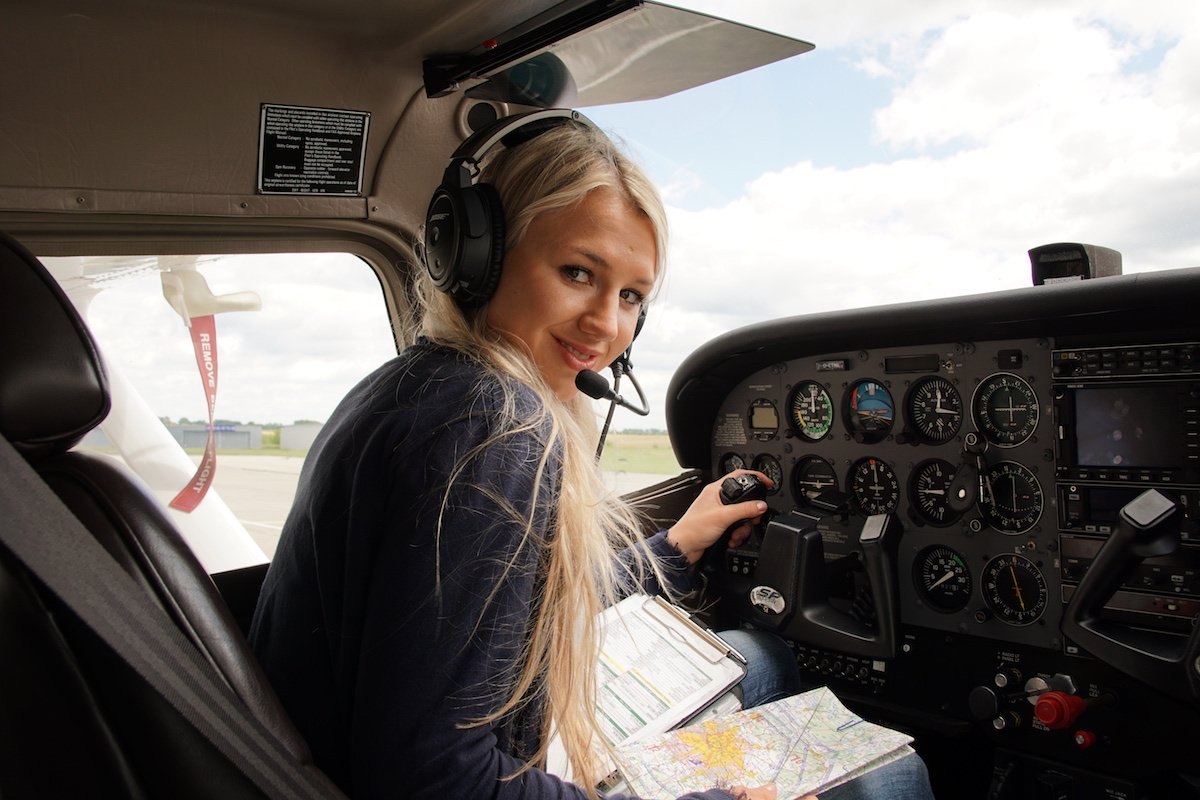Studentpiloot tijdens de training in de cockpit // &copy; ostseeflug.com