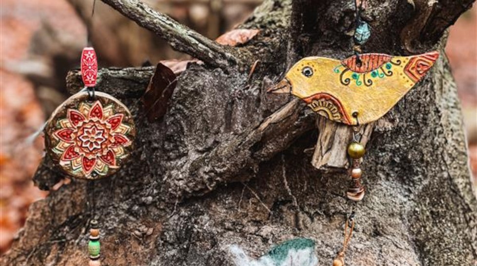 Handgefertigte Amulett-Aufhänger, © Marie Vois