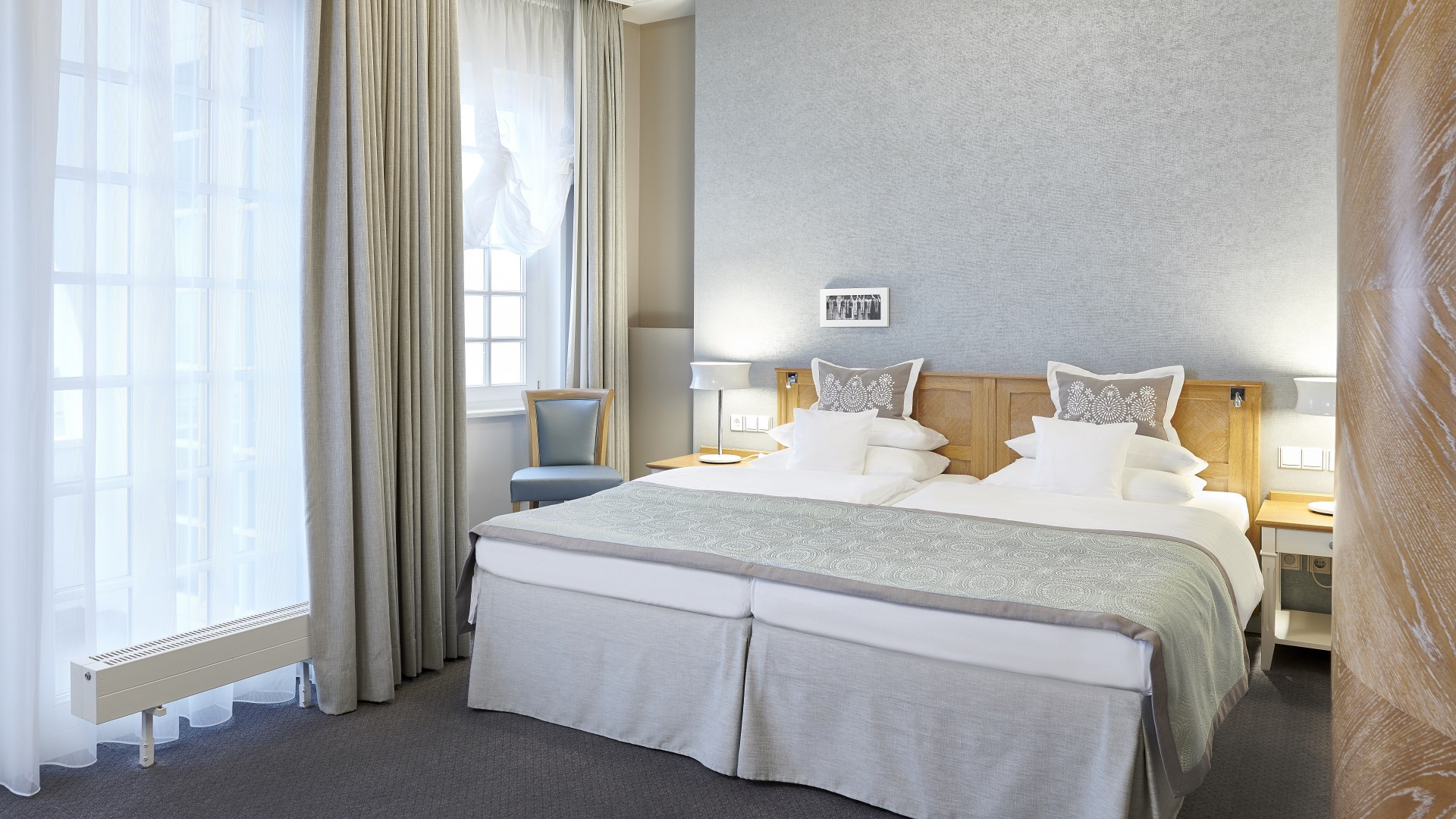 Einblick in ein Schlafzimmer einer Junior Suite in Hotel Kurhaus Binz- // Einblicke in die Zimmer des Kurhauses: Das Schlafzimmer einer Junior Suite // © Kurhaus Binz Einblick in ein Schlafzimmer einer Junior Suite in Hotel Kurhaus Binz-