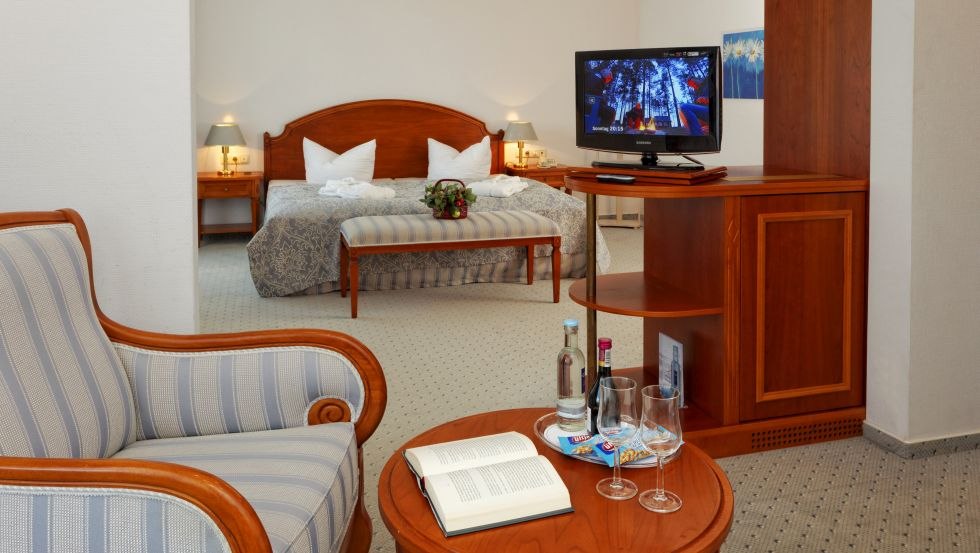 Erholung pur in unseren gro&szlig;z&uuml;gig geschnittenen Zimmern in stilvollem Ambiente und behaglicher Atmosph&auml;re. // &copy; Parkhotel Am Glienberg