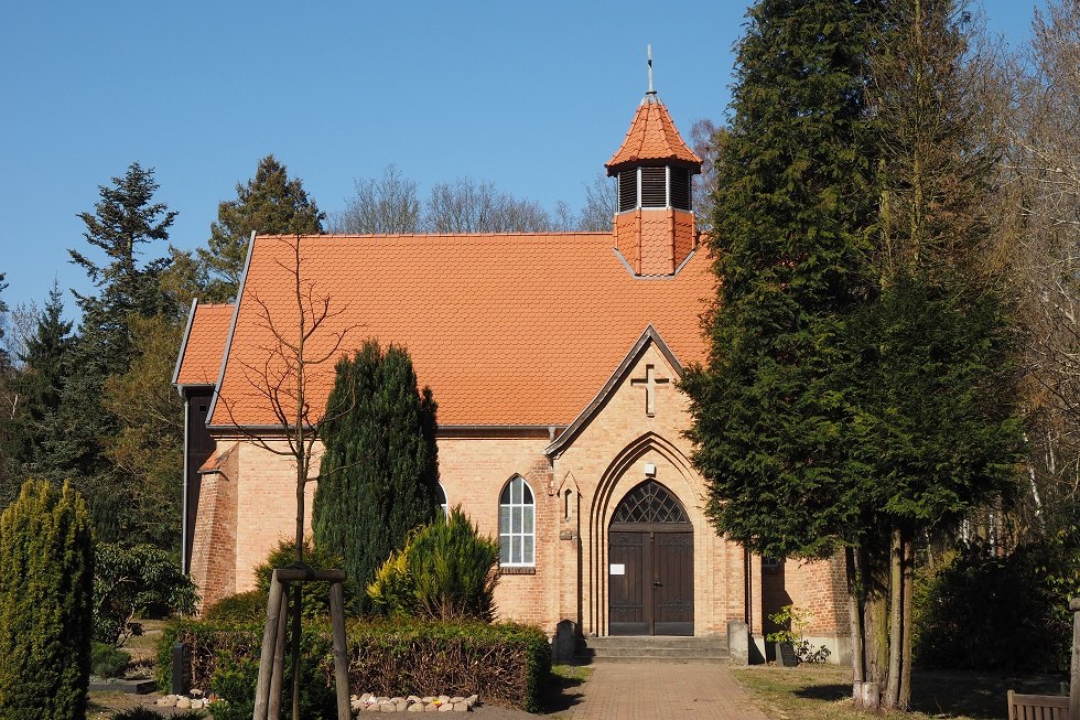Kirche von der S&uuml;dseite mit Eingangsportal // &copy; Frank Burger