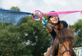 Reiten und Merr: Spielen mit und auf dem Pferd f&ouml;rdert die Geschicklichkeit, macht Spa&szlig; und sorgt f&uuml;r gute Laune. // &copy; MV-T/Hafemann
