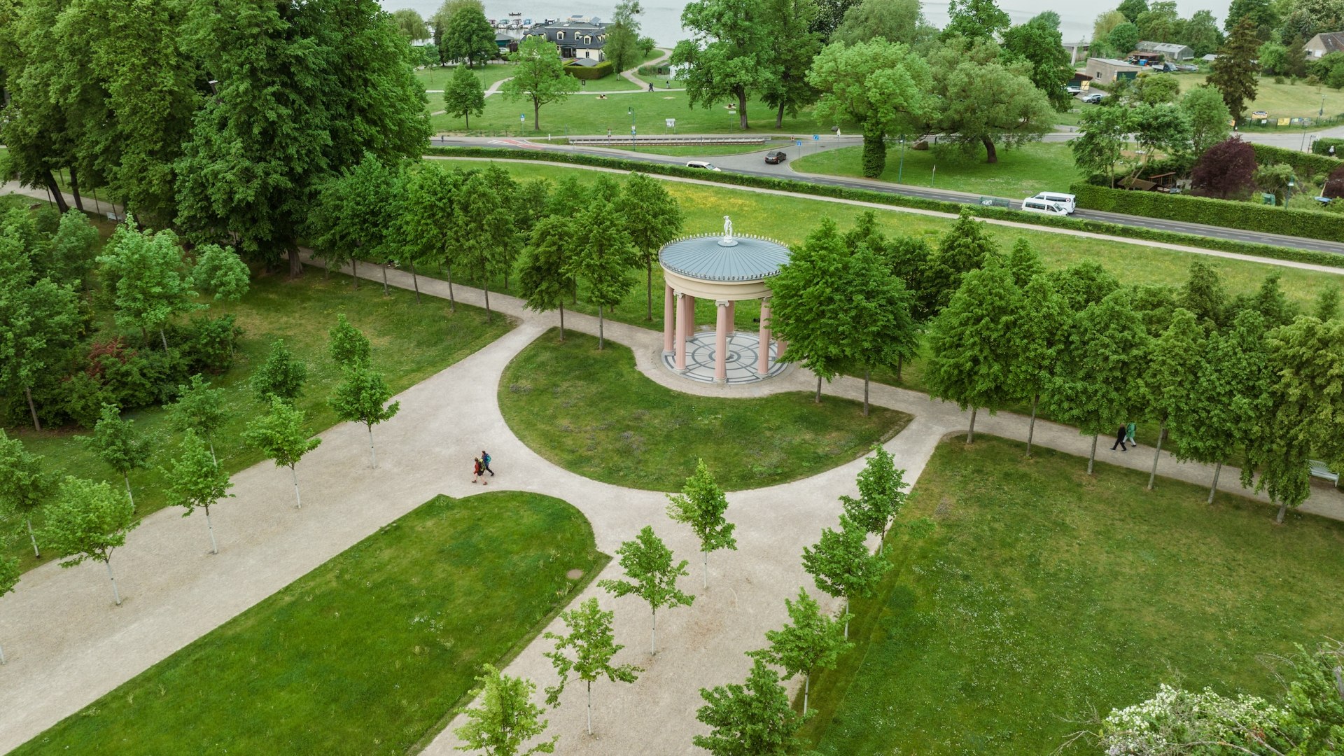 Een goed startpunt is Neustrelitz, dat vanuit Berlijn snel te bereiken is met de ICE-trein. De twee vrienden beginnen hun wandeling op het natuurparkpad hier in de Hebetempel in de chique baroktuin., &copy; TMV/Gross