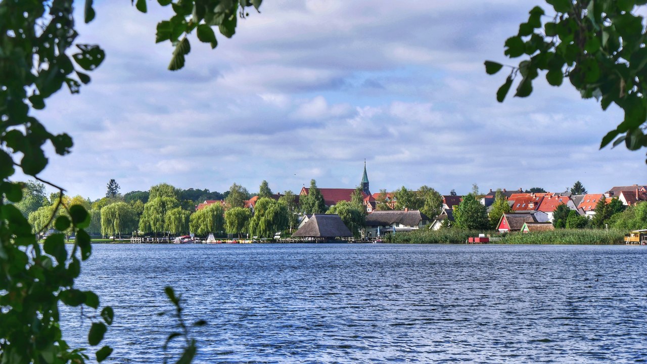 Blick zur Stadt mit H&uuml;den und Stadtkirche // &copy; Gabriele Riech