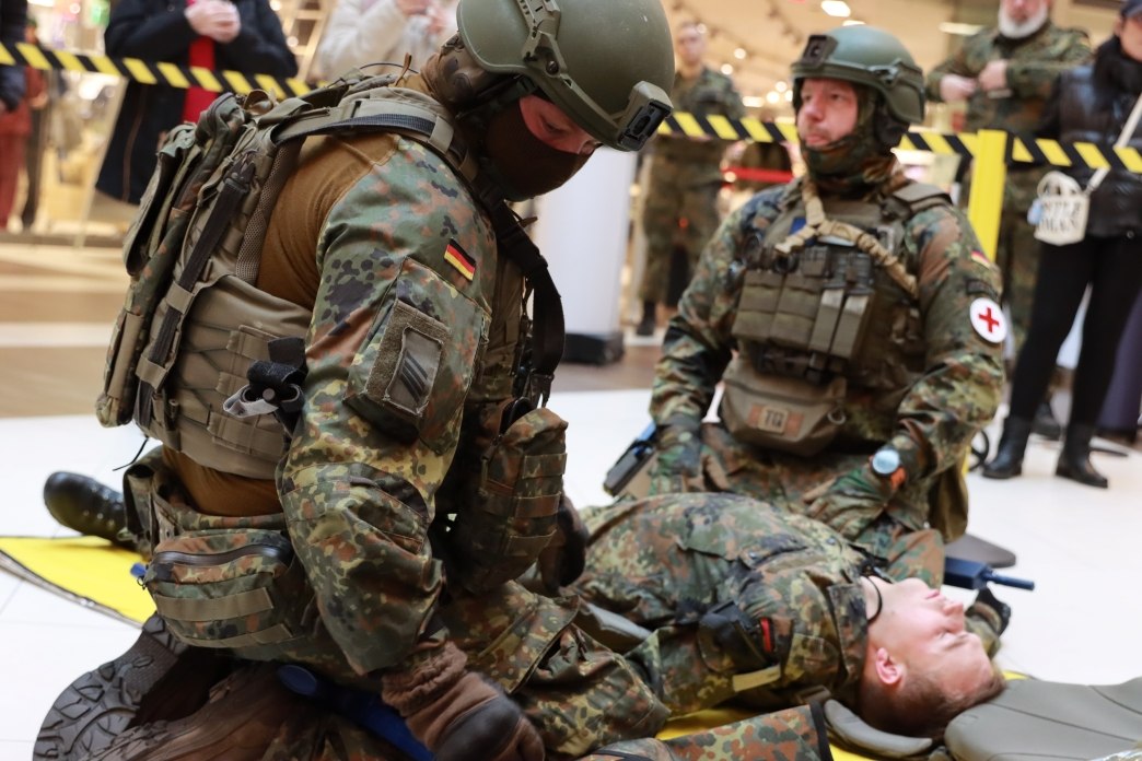 Sanitäter demonstrieren die Versorgung eines verwundeten Soldaten. Die Truppe stellt bei "Schwerin in Grün" zahlreiche Aufgaben und Tätigkeitsbereiche vor. // © Bundeswehr/Moldt Sanitäter demonstrieren die Versorgung eines verwundeten Soldaten. Die Truppe stellt bei "Schwerin in Grün" zahlreiche Aufgaben und Tätigkeitsbereiche vor. // © Bundeswehr/Moldt
