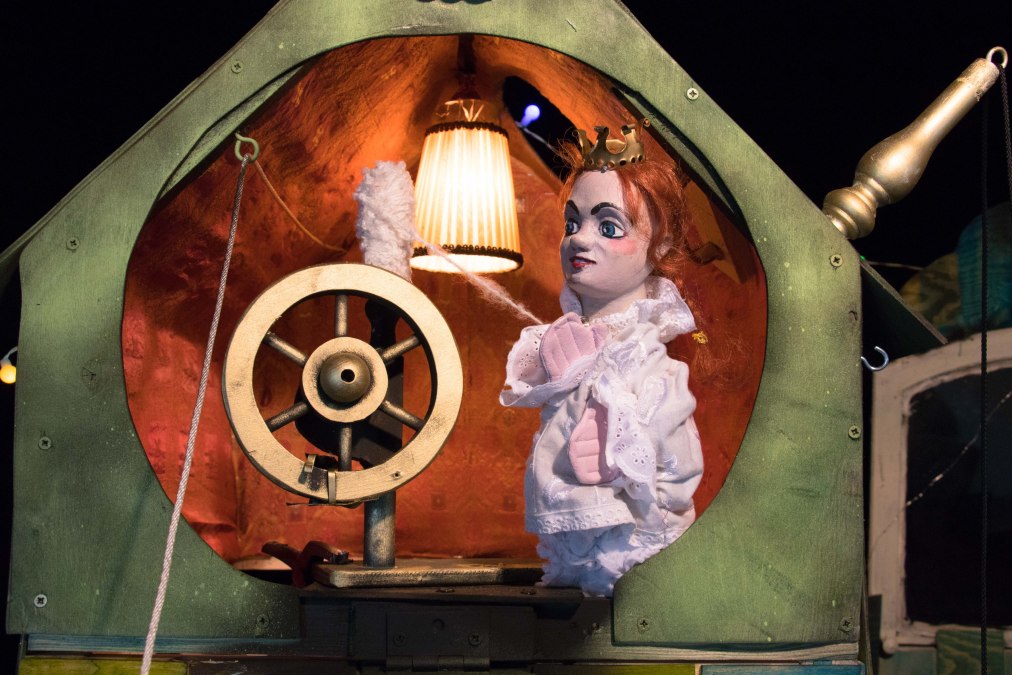 Puppenspiel, © TOG (aus dem Stück "Dornröschen und Fräulein Lieselotte" von Theater Maskotte; Foto: Hans Wander und Hektor Bazo)