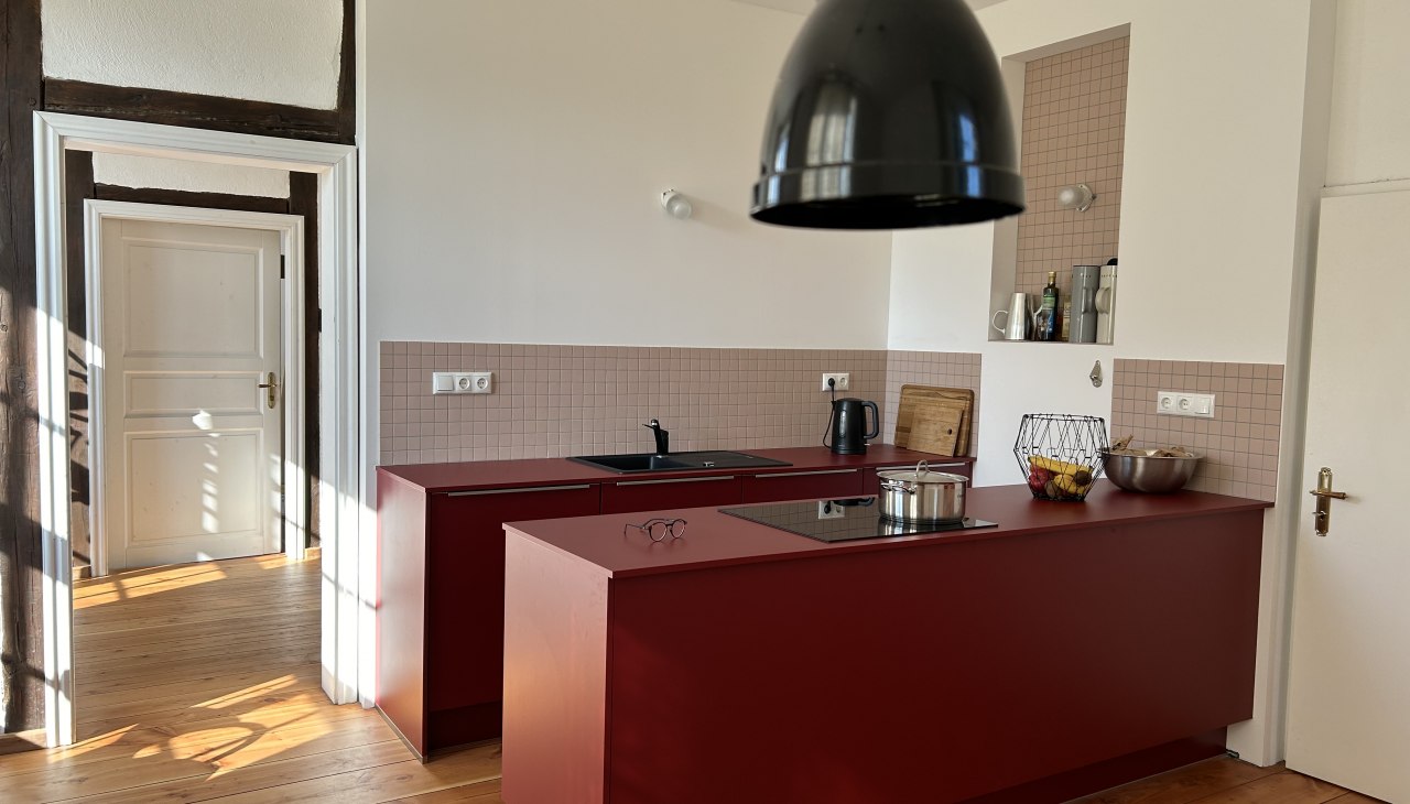 Moderne keuken in historische muren, © Werk Gut Wohnen Schlatkow eG Moderne keuken in historische muren, © Werk Gut Wohnen Schlatkow eG