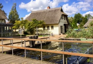 Blick vom Steg auf den Fischerhof // © Müritzfischer Blick vom Steg auf den Fischerhof // © Müritzfischer