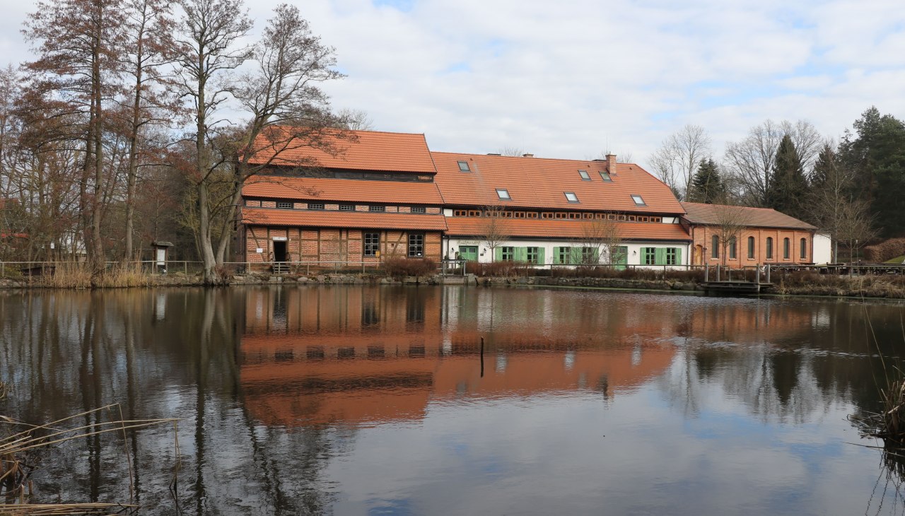von rechts: heutige M&uuml;hle 1800; alte M&uuml;hle 1524, heute Gasthaus; Saalanbau  1895;haus; 1524, heute Gasthaus,, &copy; Oskar Gladis, Wasserm&uuml;hle Hanshagen e.V.
