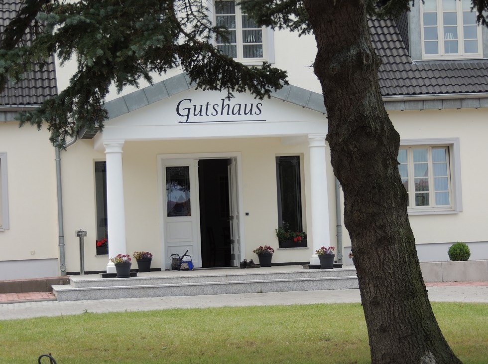 Blick Eingang in das Gutshaus, © Kurverwaltung Insel Poel Blick Eingang in das Gutshaus, © Kurverwaltung Insel Poel
