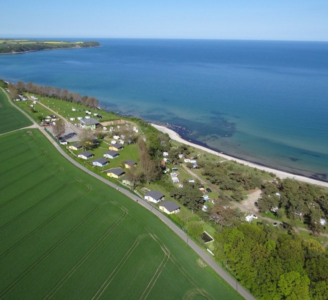 Luchtfoto van KNAUS Camping- en Vakantiepark Rügen // © Helmut Knaus KG Luchtfoto van KNAUS Camping- en Vakantiepark Rügen // © Helmut Knaus KG