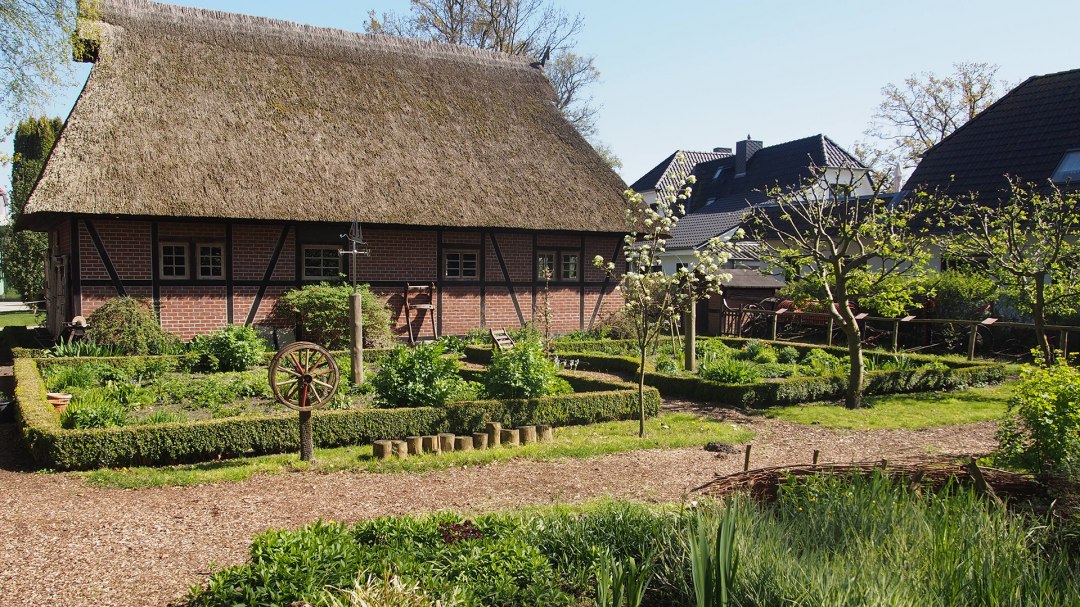 Auf dem Hof, etwas versteckt hinter der Scheune zu entdecken: der kleine Bauerngarten mit altem Ackergerät., © Kur- und Tourismus GmbH Zingst