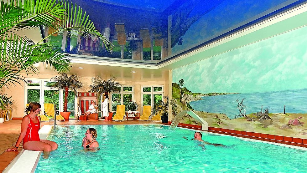 Hallenschwimmbad und Wellnessbereich // &copy; Timo Weisbrich