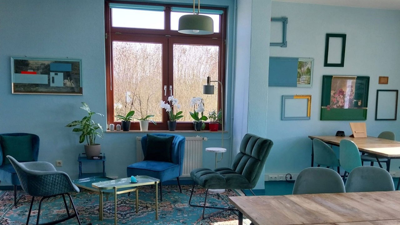 Flexibler Arbeitsplatz mit Wohnzimmerecke // © hubmueritz Flexibler Arbeitsplatz mit Wohnzimmerecke // © hubmueritz