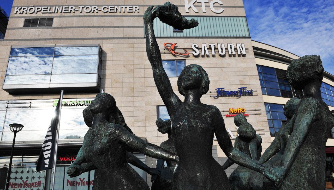 KTC mit Brunnen "Sieben stolze Schwestern k&uuml;sst das eine Meer", &copy; Angelika Heim