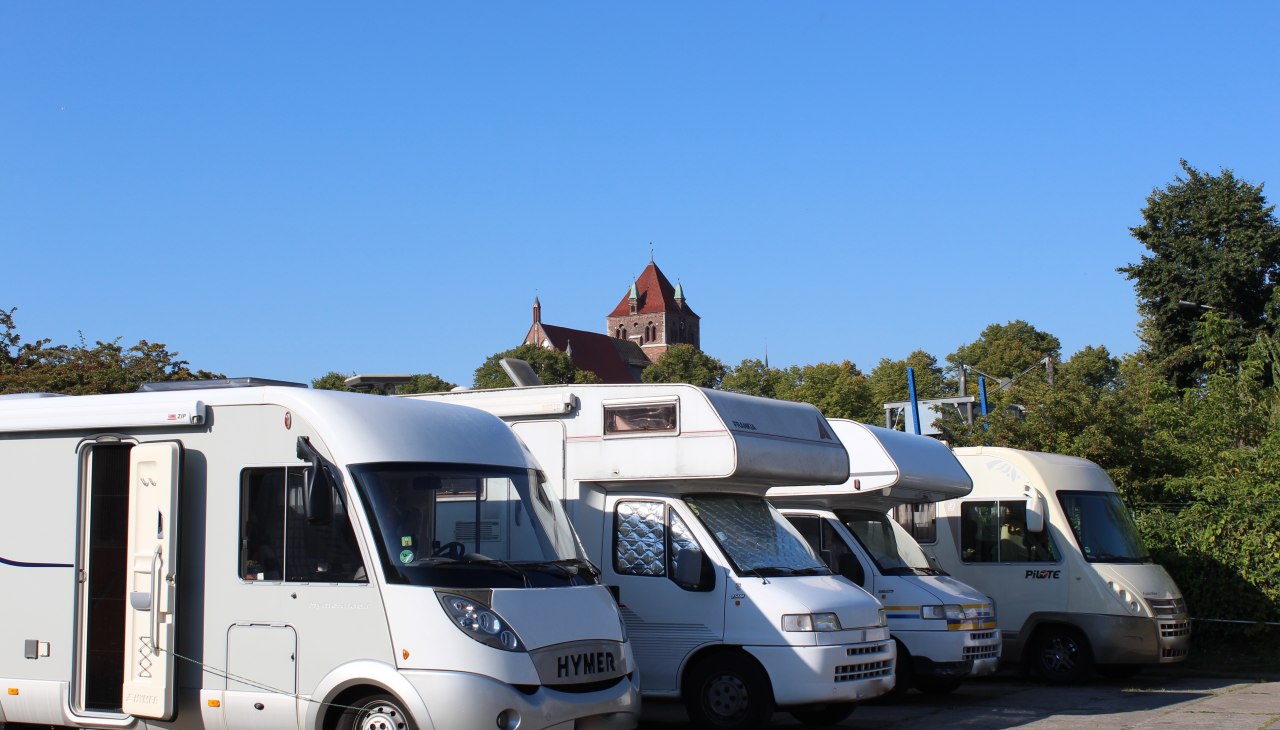 Caravanstellplatz mit Blick auf die Marienkirche im Zentrum der Stadt, &copy; Petra Fasten