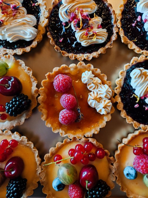 Sophie`s Tartelettes und Kuchen locken Feinschmecker und Genießer zu den vielfältigen kulinarischen Veranstaltungen, die Bluhm's Delikat in der Mecklenburgischen Seenplatte ausrichtet., © Isabel Höpner Sophie`s Tartelettes und Kuchen locken Feinschmecker und Genießer zu den vielfältigen kulinarischen Veranstaltungen, die Bluhm's Delikat in der Mecklenburgischen Seenplatte ausrichtet., © Isabel Höpner