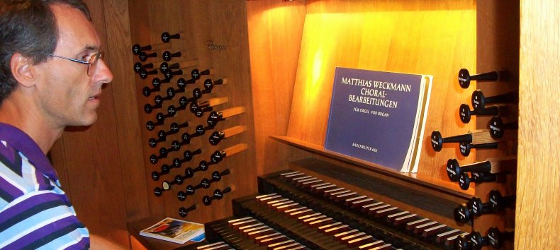 Alex Bergstedt an der Orgel // © Alex Bergstedt Alex Bergstedt an der Orgel // © Alex Bergstedt