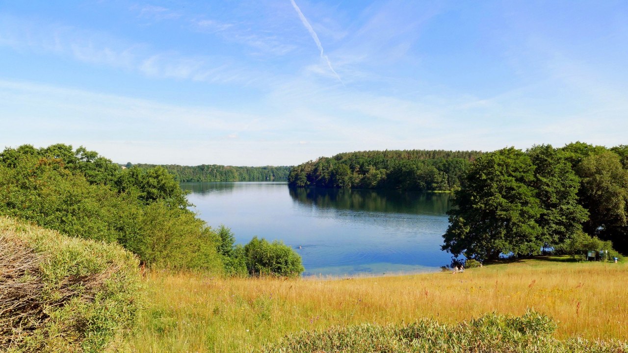 Die teils unber&uuml;hrte Natur der Feldberger Seenlandschaft l&auml;dt zum Verweilen ein // &copy; Birgit Riemer