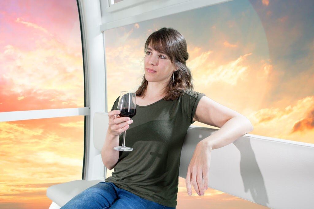 Genießen Sie ein Wein-Tasting in der Riesenradgondel // © riesenrad.de Genießen Sie ein Wein-Tasting in der Riesenradgondel // © riesenrad.de
