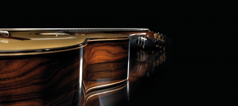 liegende Gitarre der Firam Armin Hanika, Seitenansicht // &copy; Hanika Gitarren