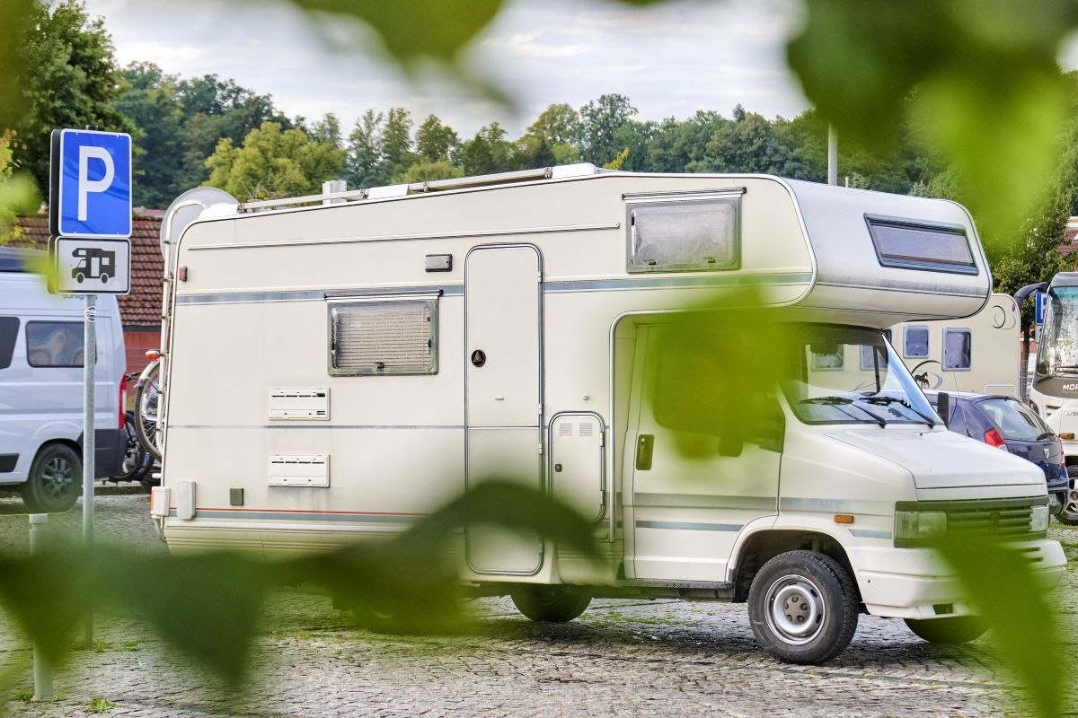 De camperplaats ligt direct aan de haven. // &copy; Florian Trykowsk
