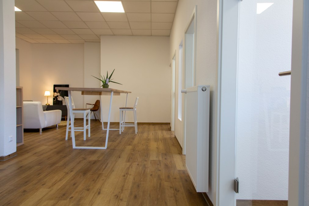 Der helle Gemeinschaftsraum im Coworking-Space, &copy; Janosh Sagawe