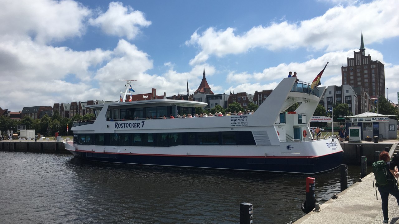 Das Flaggschiff "Rostocker 7" im Rostocker Stadthafen. // &copy; Rostocker Flotte/Olaf Sch&uuml;tt