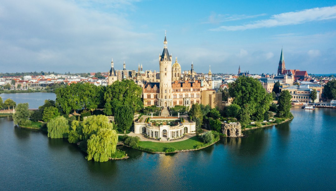 Schwerin Palace - de pracht en praal schittert nog steeds achter de groene vlakten van het prachtige park