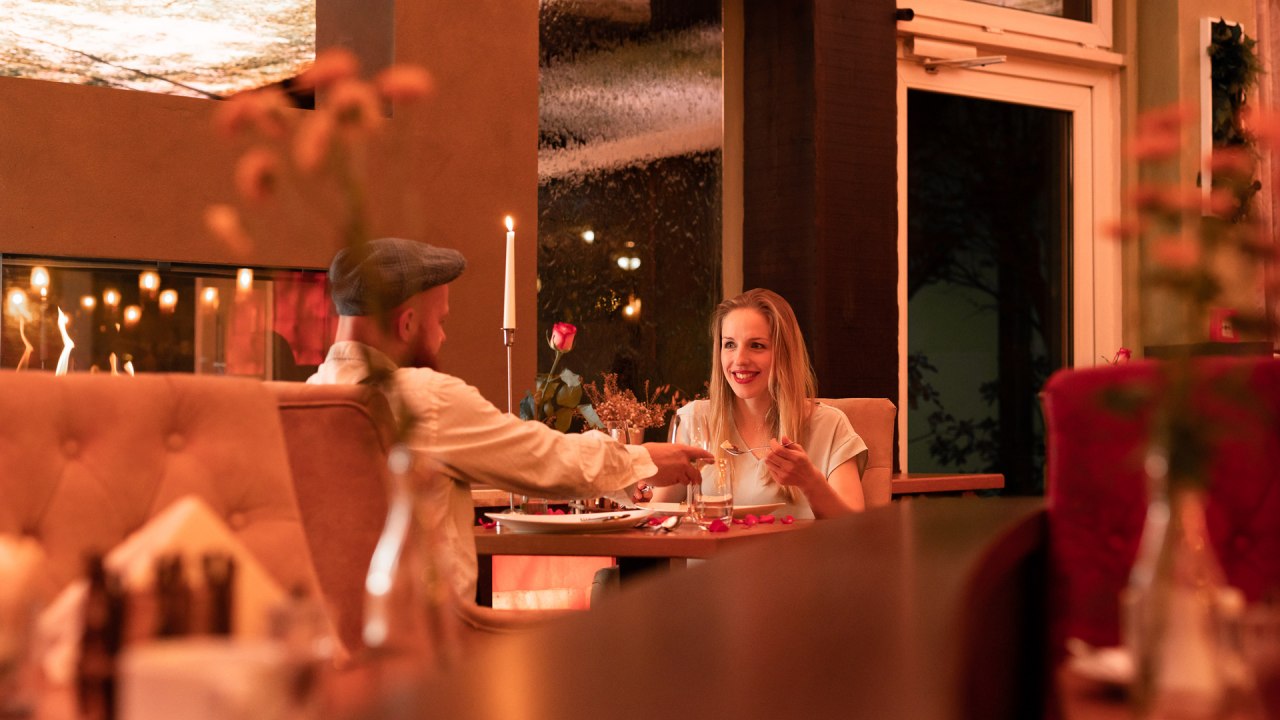 Diner bij de open haard // &copy; TRIHOTEL Rostock