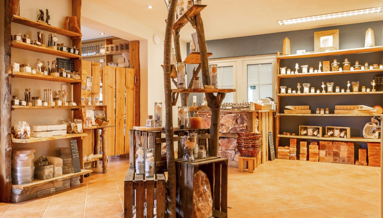 m Hofladen können Sie Salze probieren, eine Führung mitmachen oder im am Gradierwerk entspannen, © Salzmanufaktur/Klemp m Hofladen können Sie Salze probieren, eine Führung mitmachen oder im am Gradierwerk entspannen, © Salzmanufaktur/Klemp