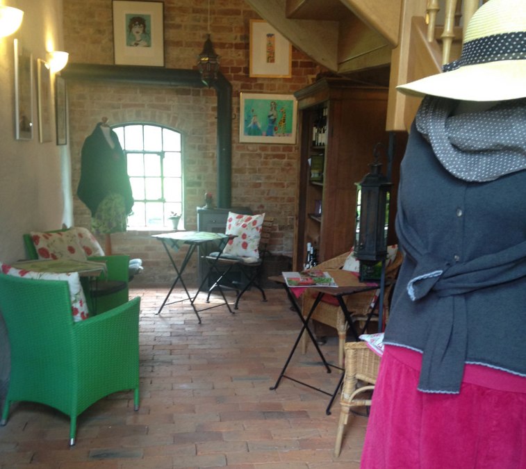 Im Sommerladen gehen Kunst, Mode und Wein eine schöne Symbiose ein., © Silke Voß Im Sommerladen gehen Kunst, Mode und Wein eine schöne Symbiose ein., © Silke Voß