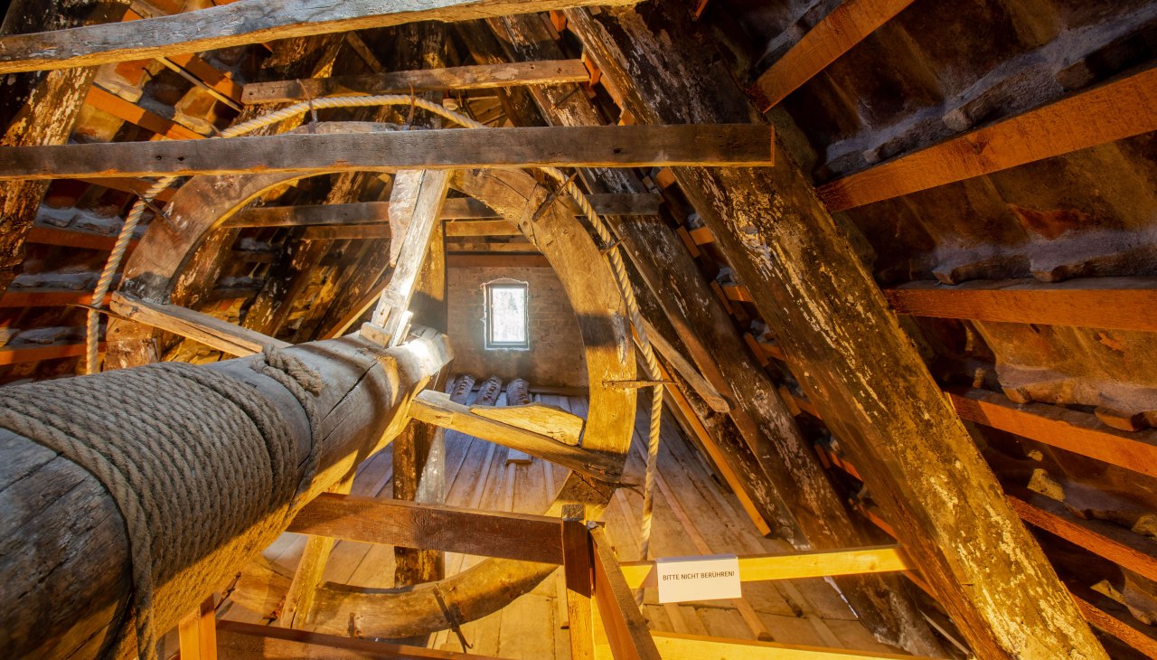 Das original erhaltene hölzerne Lastenrad unter dem Dach des 700 Jahre alten Museumshaus in Stralsund, © STRALSUND MUSEUM Das original erhaltene hölzerne Lastenrad unter dem Dach des 700 Jahre alten Museumshaus in Stralsund, © STRALSUND MUSEUM