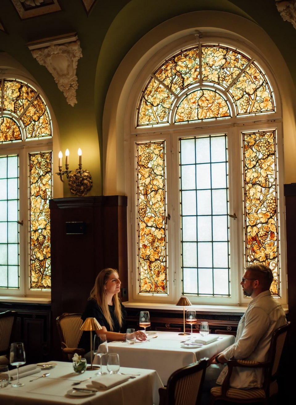 Et par nyder en romantisk middag p&aring; Weinhaus Uhle i Schwerin
