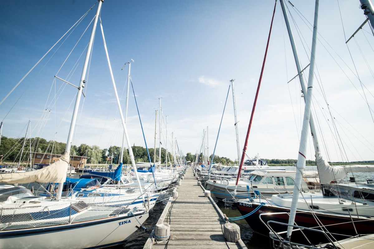 Steg mit Segelyachten // © Naturhafen-Krummin GmbH Steg mit Segelyachten // © Naturhafen-Krummin GmbH