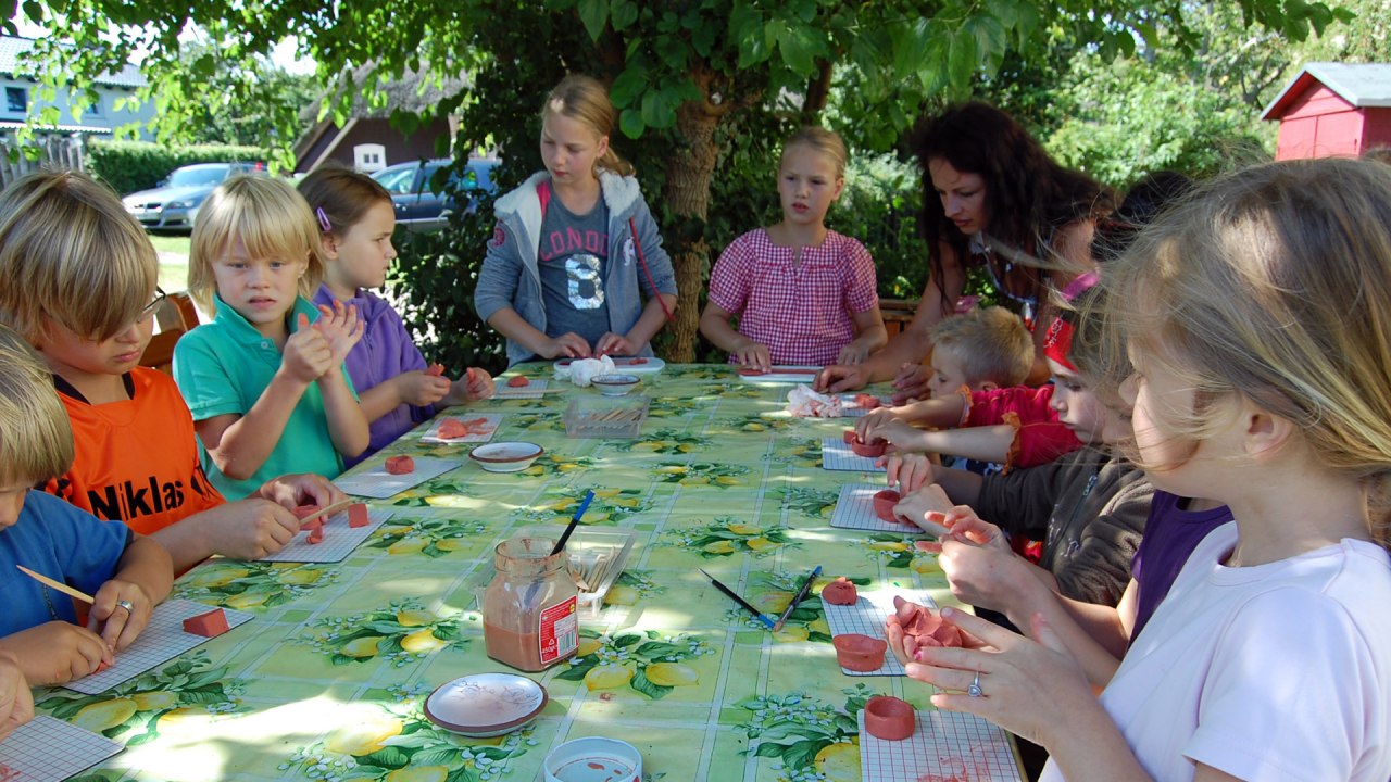 Junge T&ouml;pfer beim Kindersommer, &copy; Kurverwaltung Ahrenshoop &middot; Foto Birgit Barth