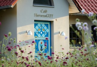 Caf&eacute; HerzensGUT - het betoverende huisje met de blauwe deur. // &copy; Thomas Mandt