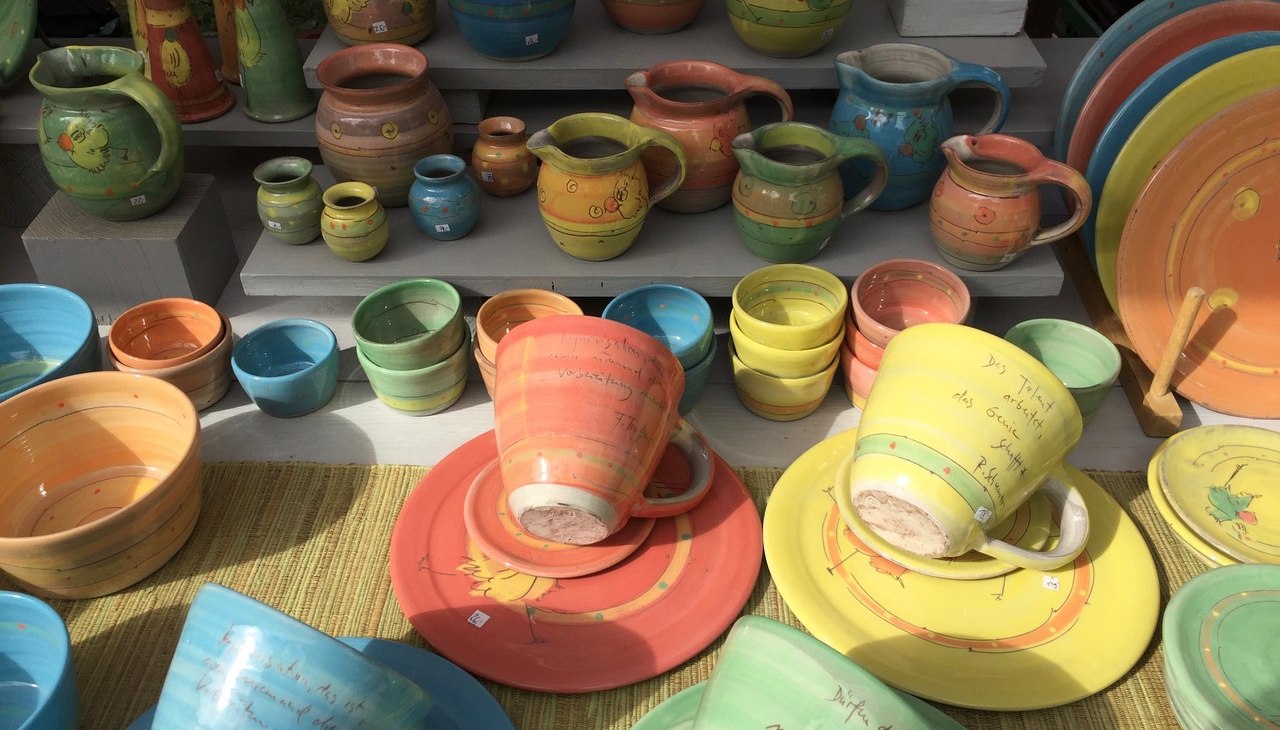 Buntes Steinzeug-Gebrauchsgeschirr, © Regine Schönemann Buntes Steinzeug-Gebrauchsgeschirr, © Regine Schönemann