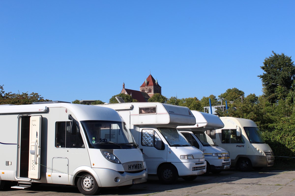 Caravanstellplatz mit Blick auf die Marienkirche im Zentrum der Stadt // &copy; Petra Fasten