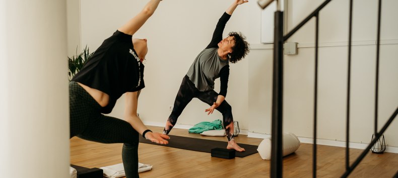 Eine Frau namens Susann macht Yoga im MOVA PLACE - Yoga & Co. Studio, &copy; R&uuml;genlinse