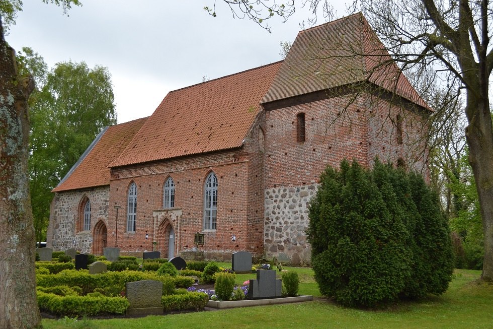 Ahrenshagener Kirche mit Mittelschiff und Eingang, davor Teil des Friedhofs. // © Lutz Werner Ahrenshagener Kirche mit Mittelschiff und Eingang, davor Teil des Friedhofs. // © Lutz Werner