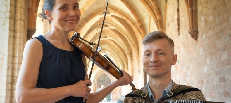 Bild zeigt Conexus: Tabea Höfer, Violine & Marek Stavinak, Akkordeon // © Conexus Bild zeigt Conexus: Tabea Höfer, Violine & Marek Stavinak, Akkordeon // © Conexus