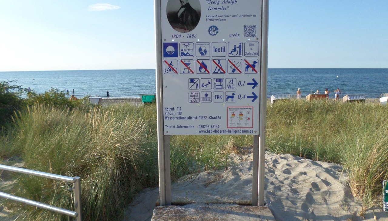 Willkommen am Strandzugang IV „Georg Adolph Demmler“ in Heiligendamm – direkter Zugang zum feinsandigen Ostseestrand mit Blick aufs weite Meer und klarer Beschilderung für ein entspanntes Stranderlebnis., © Tourist-Information Bad Doberan-Heiligendamm/Bönner Willkommen am Strandzugang IV „Georg Adolph Demmler“ in Heiligendamm – direkter Zugang zum feinsandigen Ostseestrand mit Blick aufs weite Meer und klarer Beschilderung für ein entspanntes Stranderlebnis., © Tourist-Information Bad Doberan-Heiligendamm/Bönner