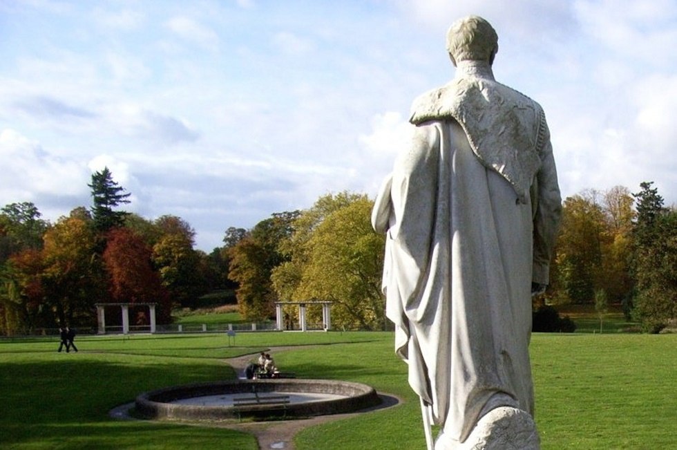 Malte-Denkmal im Park Putbus mit Blick zum abgerissenen Schloss // &copy; Tourismuszentrale R&uuml;gen