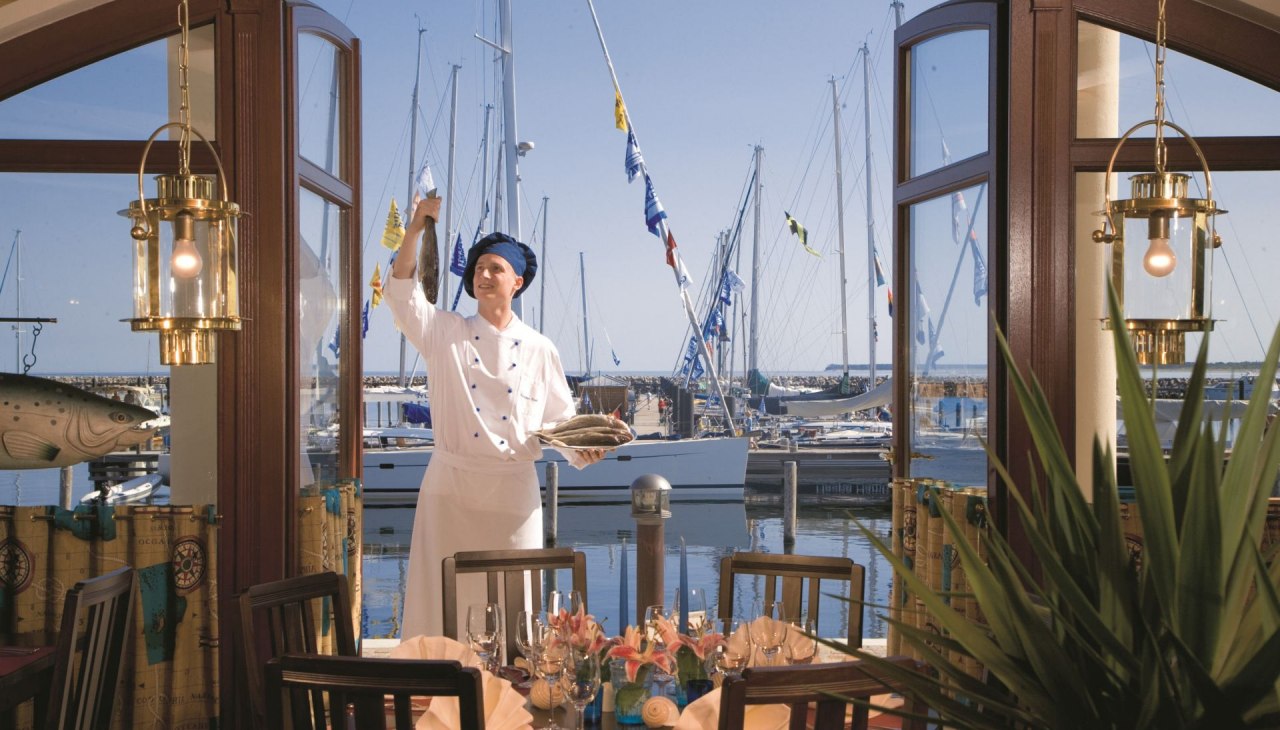 Genie&szlig;en Sie Ihr Essen in stilvollem Ambiente mit Ostseeblick, es erwartet Sie u.a. italienische Pizza und frische Fischgerichte., &copy; Yachthafenresidenz Hohe D&uuml;ne, www.hohe-d&uuml;ne.de