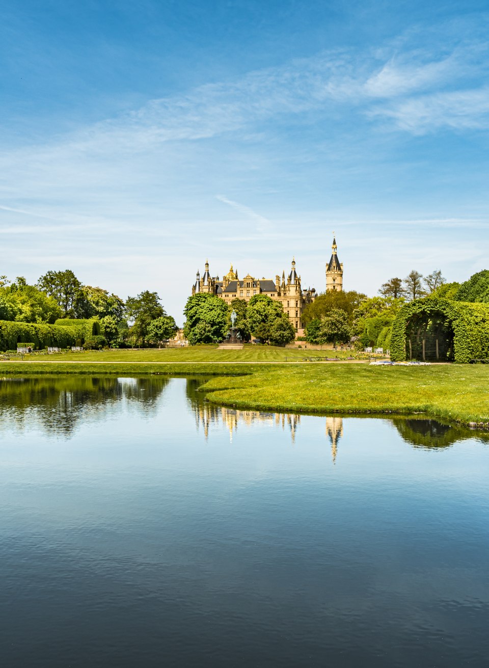 Der Schlossgarten und Schlosspark in Schwerin &uuml;ber die Gartenkan&auml;le und Blick auf das Schloss.