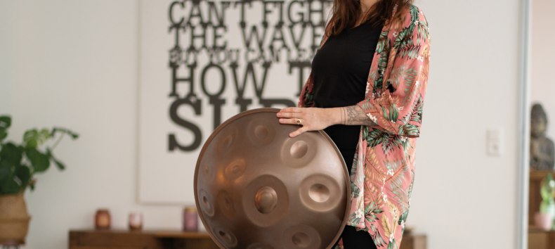 Nadine, Leiterin des Handpan Workshops mit Handpan in der Hand. // &copy; Nishā Yoga GbR
